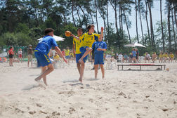 Veel sfeer en zon tijdens beachhandbaltornooi